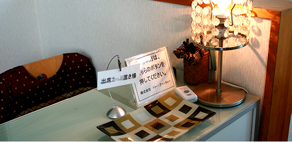 2）フロントで受付をします